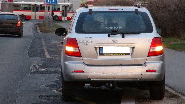 Praaka s opakovanm zkazem zen nevhala znovu sednou do svho auta. Igelit msto okna vak pithl pozornost policie.