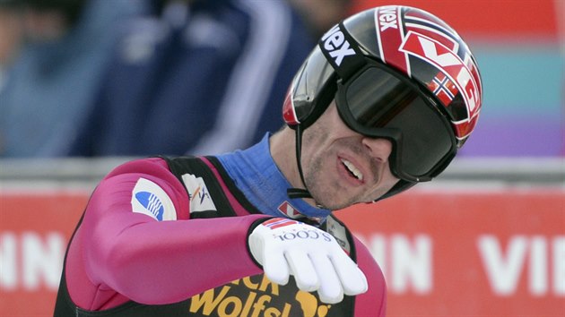 POHODA, NE? Norsk skokan na lych Andreas Bardal mohl bt v Engelbergu spokojen, dostal se na pdium. V zvod Svtovho pohru obsadil tet msto.