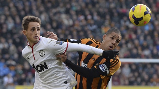 POSTRKOVN. Adnan Januzaj z Manchesteru United (vlevo) a Curtis Davies z Hullu v souboji. 