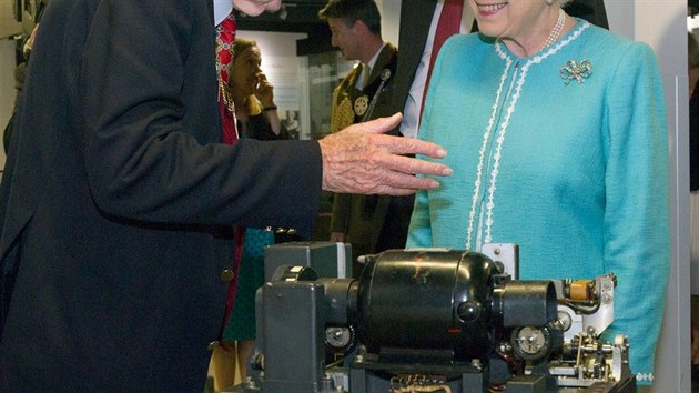 Britská královna na návštěvě muzea v Blechley Parku, kde byla za druhé světové tajná počítačová laboratoř. Alan Turing zde pomohl prolomit tajné kódy německé armády. Snímek pochází z roku 2011.