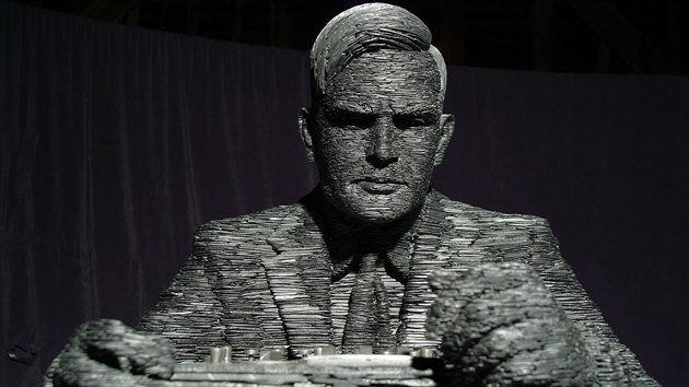 Sochař Stephen Kettle vytvořil z břidlice 1,5tunovou sochu Alana Turinga, určenou pro Bletchley Park, kde Turing a jeho kolegové prolomili německé šifry během druhé světové války na prvních počítačích.