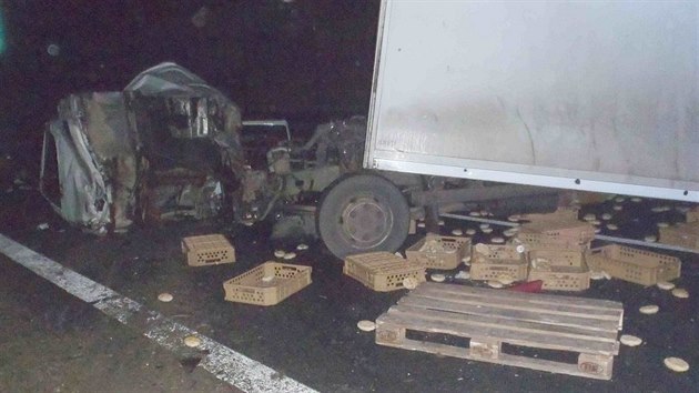 Řidič nákladního auta nehodu nepřežil. Vůz se po havárii převrátil a náklad housek se rozsypal přes dva pruhy.