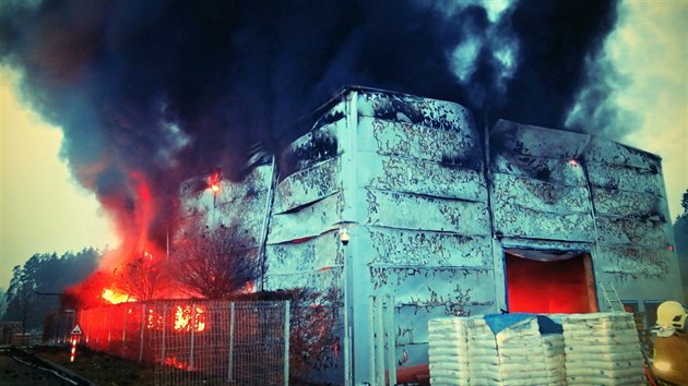 V Alojzově na Prostějovsku shořela hala, ve které byla výrobní linka plastů a také byla uvnitř zaparkována dvě nákladní auta. Celková škoda je proto vyčíslena na 80 milionů korun.