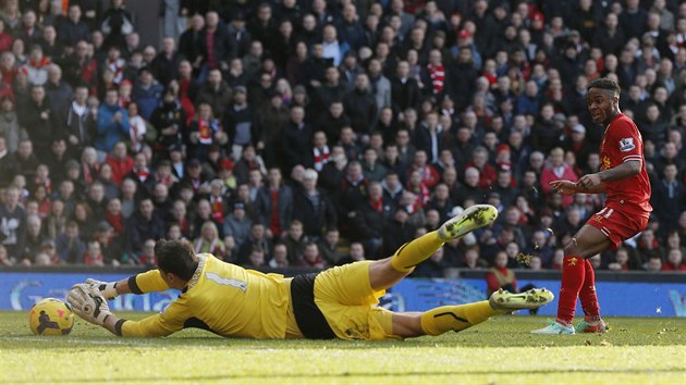 NEDOSHL. tonk Liverpoolu Raheem Sterling (vpravo) pekonal glmana Cardiffu Davida Marshalla a domc tm vedl u 2:0.