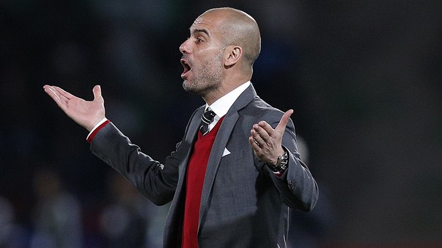 Trenr Bayernu Mnichov Pep Guardiola projevil bhem finle MS klub proti Raja Casablance nespokojenost.
