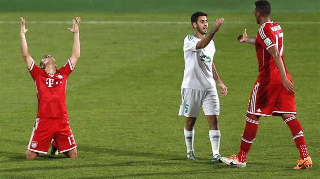 PODKOVN K NEBESM. Rafinha (vlevo) z Bayernu Mnichov slav triumf v MS klub.