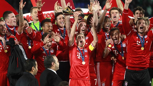 EUFORIE. Hri Bayernu Mnichov oslavuj vtzstv v MS klub, trofej zved nad hlavu kapitn Philipp Lahm (uprosted).