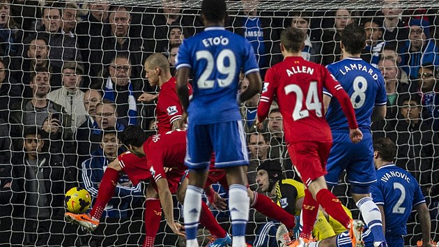 NOHOU ZBLZKA. Stoper Liverpoolu Martin krtel (vlevo) takhle otevel skre zpasu s Chelsea.