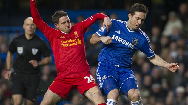 O baln bojuje zlonk Chelsea Frank Lampard (vpravo) se stedopolaem Liverpoolu Joem Allenem.