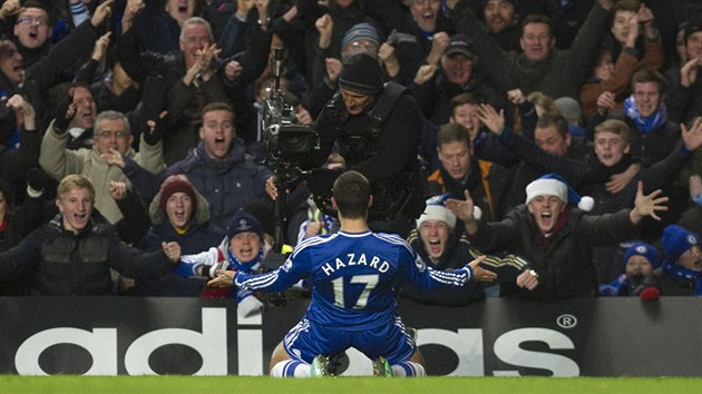 RADOST S PLNMI TRIBUNAMI. Krajn zlonk Chelsea Eden Hazard (na snmku) vyrovnal proti Liverpoolu v 18. minut a okamit se bel radovat s divky.