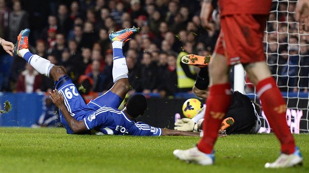 ZAKONEN V PDU. tonk Chelsea Samuel Eto'o (v modrm) stl gl do st Liverpoolu.