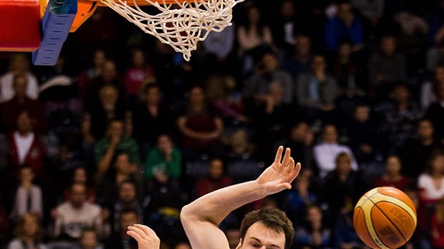 Momentka z basketbalovho duelu Pardubice vs. Nymburk