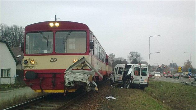 Nehoda osobnho vlaku a mikrobusu v Rychnov nad Knnou (20.12.2013).