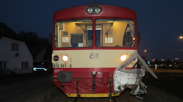 Nehoda osobnho vlaku a mikrobusu v Rychnov nad Knnou (20.12.2013).