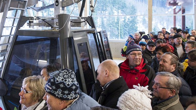 Nová lanovka na Sněžku svezla první pasažéry (20.12.2013).