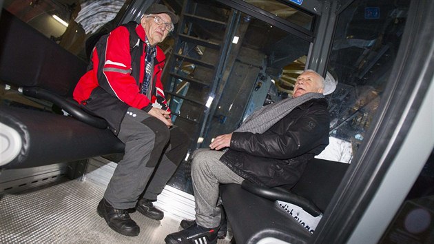 Nová lanovka na Sněžku svezla první pasažéry. Vlevo je poslední nosič na Sněžku Helmut Hofer, vpravo Václav Klaus (20.12.2013).