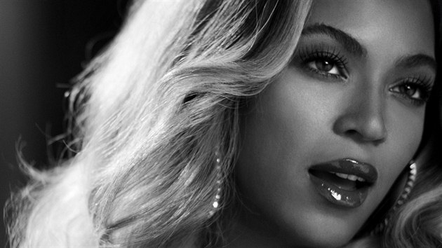 Beyoncé na fotkách ke své páté desce, která má "vizuální" povahu.
