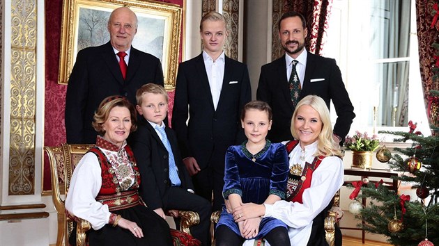 Norsk krlovsk rodina: krl Harald a krlovna Sonja, korunn princ Haakon a jeho manelka Mette-Marit s dtmi, princeznou Ingrid Alexandrou, princem Sverre Magnusem a Mariusem Borg Hoibym (19. prosince 2013)