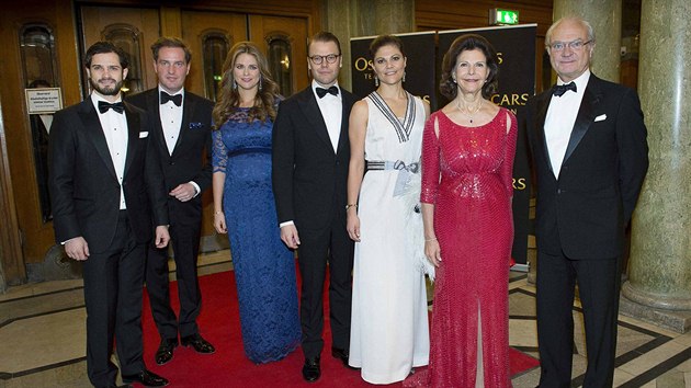 Švédská královská rodina: princ Carl Philip, Christopher O'Neill, těhotná princezna Madeleine, princ Daniel, korunní princezna Victoria, královna Silvia a král Carl XVI. Gustaf (19. prosince 2013)