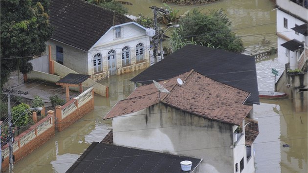 Jihovchod Brazlie zashly nejvt zplavy za poslednch devadest let. Nejmn 44 lid zemelo a 70 tisc obyvatel bylo evakuovno ze svch domov.(27. 12. 2013)
