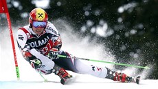 VÍT�Z. Rakouský ly�a� Marcel Hirscher na trati ob�ího slalomu v Alta Badii.
