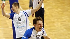 Hrái ZU Praha Michal Finger a Martin Demar se radují z výhry nad Ostravou. 