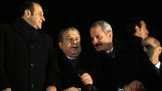 Ministr vnitra Muammer Güler (druhý zleva) a ministr hospodáství Zafer