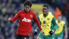 UTEU TI. indi Kagawa z Manchesteru United (vlevo) s míem ped Leroyem Ferem