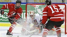 JEDNA Z MNOHA �ANCÍ. Kanad�tí hokejisté do 20 let p�ed �eským branká�em Markem