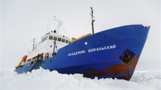 Ruské plavidlo je uvznno tlustou ledovou krustou asi 1 500 námoních mil...