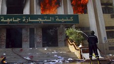 Egypttí studenti sympatizující s islamistickým hnutím Muslimské bratrstvo se v...