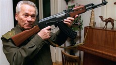 Michail Kalašnikov na fotografii z roku 1997 předvádí pušku, která ho...