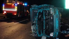 Z dodávky, do které na silnici I/48 vrazil autobus, mnoho nez�stalo. (23....