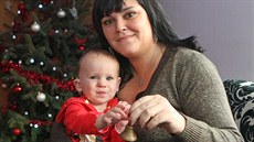 Veronika Potulková s dcerou Emilkou. Ta objevuje nové zvuky, napíklad cinkání...