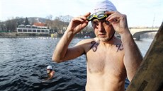 Otu�ilci ve Vltav� p�i Memoriálu Alfréda Nikodéma.