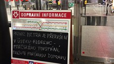 Pád ticetiletého mue do kolejit zastavil v nedli metro C mezi stanicemi...