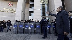 Soudní budovu v Istanbulu, kde se rozhoduje o vazb� �i propu�t�ní Turk�