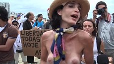 Odhalené ženy vyrazily na pláž v Riu