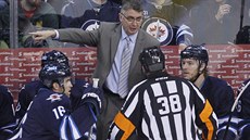 DEBATA S ROZHODÍM. Claude Noel, kou hokejist Winnipeg, diskutuje se sudím v...