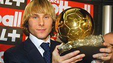 FOTBALOVÝ KRÁL. Pavel Nedv�d se Zlatým mí�em za rok 2003.