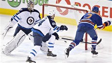 CO S TÍM MÁM DLAT? Branká Ondej Pavelec sleduje, jak Jeff Petry z Edmontonu...