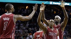 RADOST Z VÍT�ZSTVÍ. Basketbalisté Miami Heat oslavují velký obrat, který se jim...