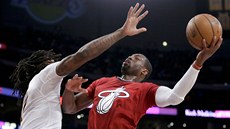 Dwyane Wade z Miami p�i st�elb�, brání ho Jordan Hill z Los Angeles Lakers. 