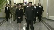 Na snímku poízeném z televizního záznamu kráí severokorejský vdce Kim...