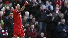 Útoník Liverpoolu Luis Suárez slaví svou trefu do sít Cardiffu.