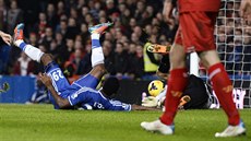 ZAKONENÍ V PÁDU. Útoník Chelsea Samuel Eto'o (v modrém) stílí gól do sít...