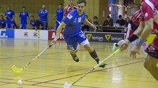 Florbalista Otrokovic Jan Val�ík (vlevo) v akci v duelu proti Brnu