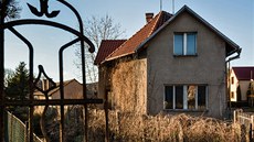 Rodný d�m Jana Palacha ve V�etatech chátrá. Kolemjdoucí mohou na fasád� vid�t