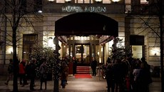 Lidé postávají ped berlínským hotelem Adlon, kde se zejm ubytoval Michail...