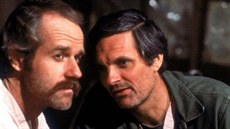 Mike Farrell a Alan Alda v televizním seriálu M.A.S.H.